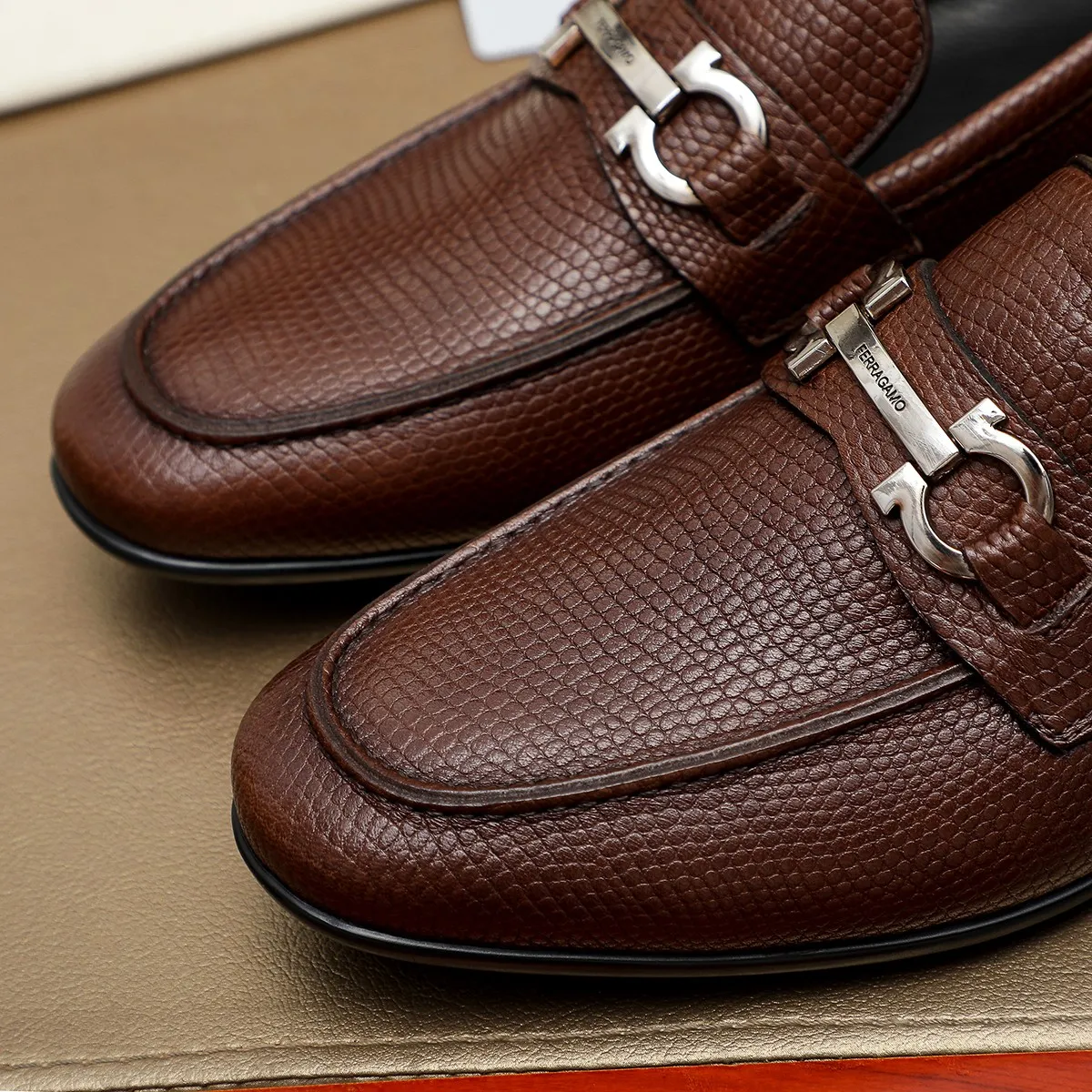 Men's shoes 250 🕷🕷🐂【Ferragamo】Ferragamo Popular fashionable casual shoes🇨🇳Official website counter 1:1 production, original mold opening💯Good quality can be seen, imported high-end first-layer pebbled calfskin, water-dyed🐂leather lining🌿very clear texture, high-quality waterproof, non-slip and wear-resistant outsole🎋high quality and low price, truly handmade🍓, color optional! Code number 38-44 (45. To be customized)